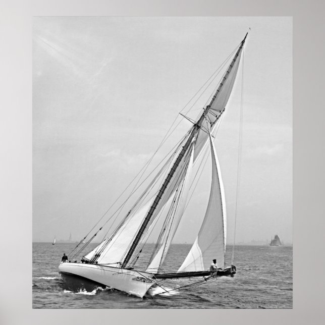 Yacht "Shamrock" i New York Harbour 1895 BW Poster (Framsidan)