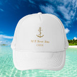 Yachtbesättning i vit guld, ankarfartyg namn keps<br><div class="desc">En vit bakgrund. Dekorerad med en fästpunkt för faux guld vintage. Anpassa och lägg till båten namn,  titel/text.</div>