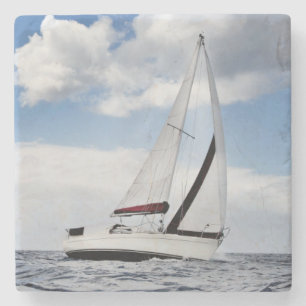 Yachtsegling i det öppna havet stenunderlägg