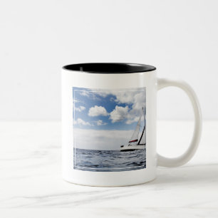 Yachtsegling i det öppna havet Två-Tonad mugg