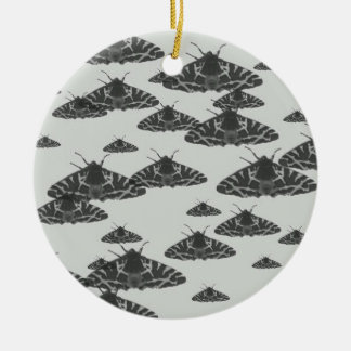 Yaei moth butterflies in white bakgrund julgransprydnad keramik
