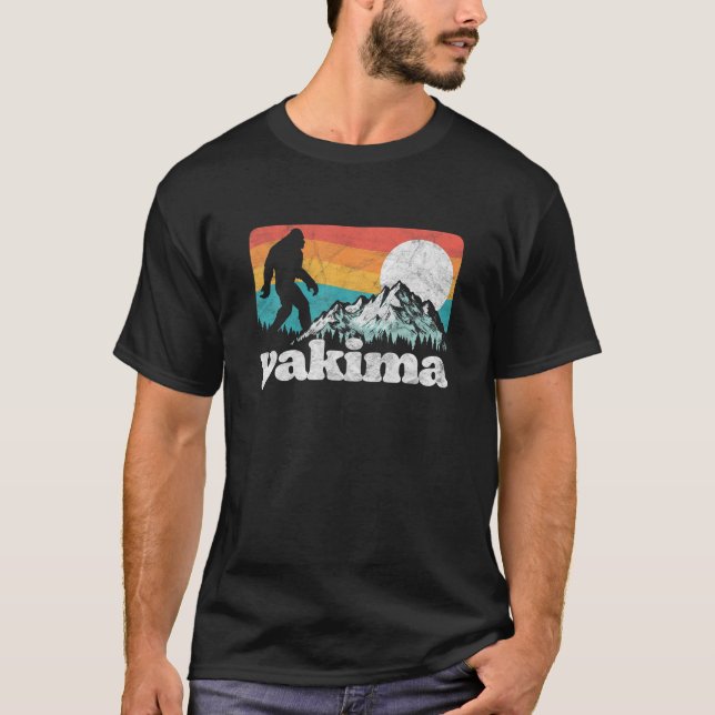 Yakima Washington Bigfoot Mountains Retro Distress T Shirt (Framsida)