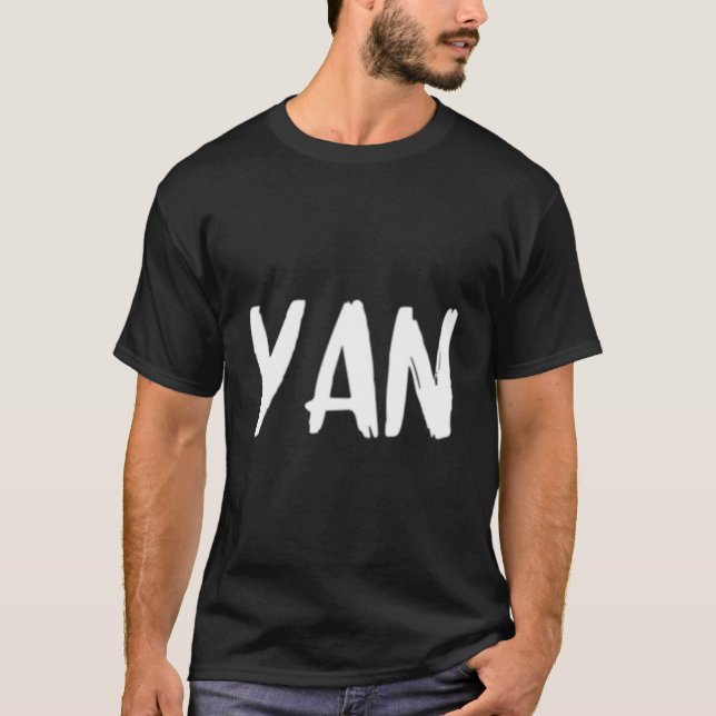 Yan-efternamnstext kinesiska födelsedag eller spor t shirt (Framsida)