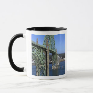 Yaquina Bay Bridge som omfattar Yaquina Bay Mugg