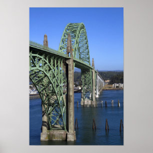 Yaquina Bay Bridge som omfattar Yaquina Bay Poster
