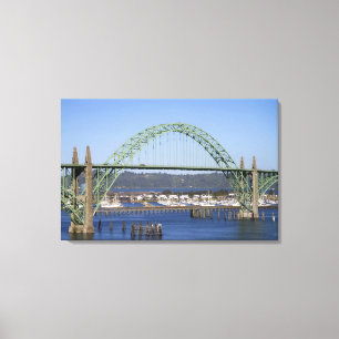 Yaquina Bay Bridge som spänner över Yaquina Bay Canvastryck