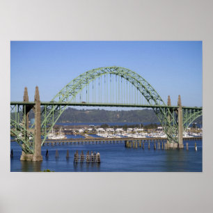 Yaquina Bay Bridge som spänner över Yaquina Bay Poster
