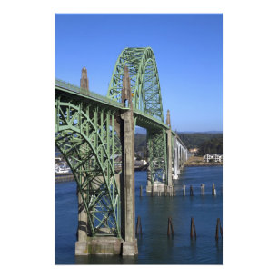 Yaquina Bay Bridge spänner över Yaquina Bay Fototryck