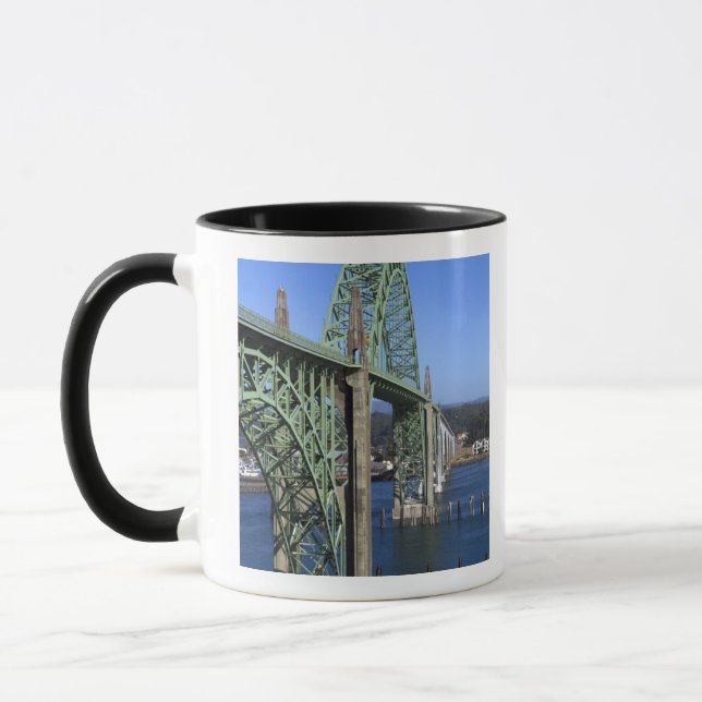Yaquina Bay Bridge spänner över Yaquina Bay Mugg (Vänster)