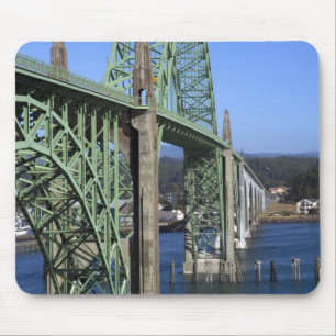 Yaquina Bay Bridge spänner över Yaquina Bay Musmatta