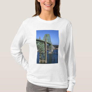 Yaquina Bay Bridge spänner över Yaquina Bay T-shirt