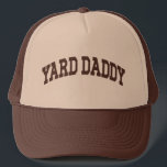 Yard pappa Funny Gräsmatta Mwing Pappa  Pappa Keps<br><div class="desc">Kräv din titel med den här djärva "Yard Pappa"-truckerkepsen - perfekt för pappor som styr gräsmatta med stil,  rand och en grövre svep. Den ultimata skjortan för backyard legends! En rolig gåva till Fars dag,  födelsedagar eller helg krigare som tar gräsklippning på allvar (men inte för allvarligt).</div>
