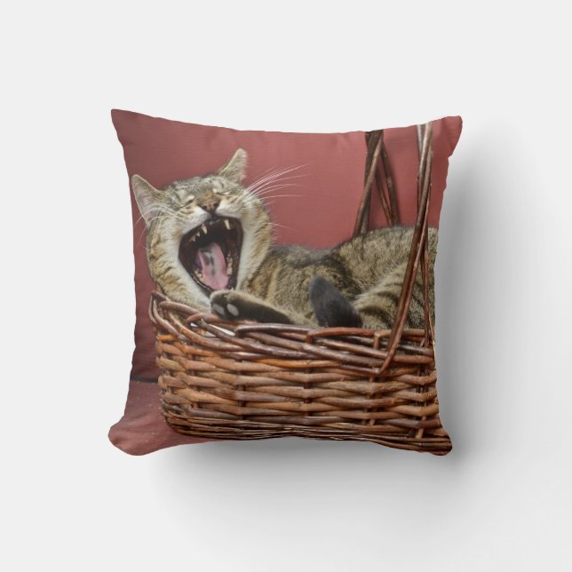 Yawning Cat Pillow Kudde (Framsida)