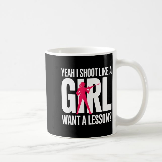 Yeah I Shoot Like A Girl Want A Lesson_ Funny Girl Kaffemugg (Höger)