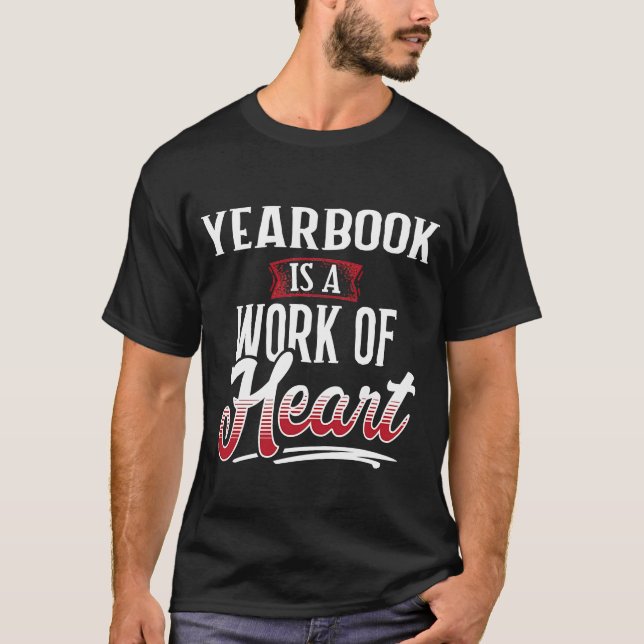 YEARBOOK är ett "Hjärtarbete för kvinnor" T Shirt (Framsida)