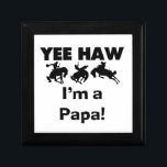 Yee Haw Jag är Pappa T-shirts och gaffelvagnar Smyckeskrin<br><div class="desc">Ja,  jag är Pappa T-shirts,  mugg,  kort,  klistermärken,  knappar,  pappa-keepsakes och andra kläder och presenter för pappa med en bockaroo-häst och svartvitt. Dessa klädesplagg och presentartiklar i pappa är perfekter för första gången för mor- och farföräldrar eller kryddade pappa för en ny ankomst!</div>