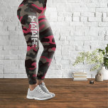 Yeet Magenta och Grått Camouflage Leggings<br><div class="desc">En elegant,  texturerad kamouflage mönster med magenta och skiffergrått som dominerande färg,  med stor Yeet-logotyp. Offentliggjord först den 5 januari 2023.</div>