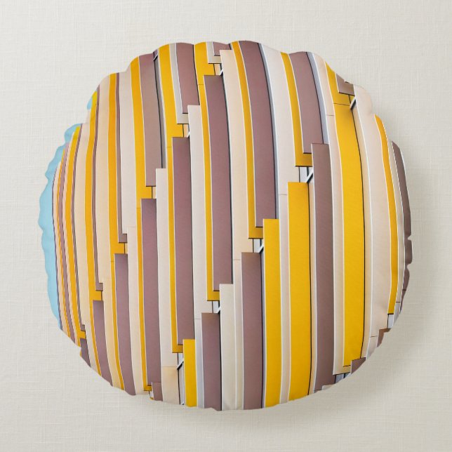 YELLOW CONCRETE BUILDING DURING DAYTIME RUND KUDDE (Framsidan)