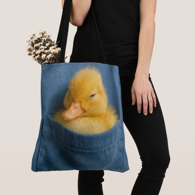 Yellow Duckling In a Blue T-shirt Pocket Tygkasse (Närbild)