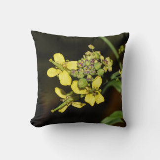 Yellow Flowers on Throw Pillow Kudde