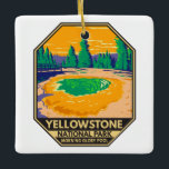 Yellowstone National Park God God Bassäng Retro Julgransprydnad Keramik<br><div class="desc">Yellowstone Forest-vektorteckningens design. Parken har dramatiska kanjoner,  alpina floder,  lush-skogar,  hett vår och vaktmästare,  inklusive dess mest berömd,  Gamle Faithful.</div>