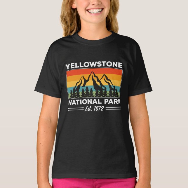 Yellowstone National Park Hiking Camping Retro T Shirt (Framsida)