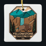 Yellowstone National Park Minimal Bison Retro Julgransprydnad Keramik<br><div class="desc">Yellowstone-vektorteckningsdesign. Parken har dramatiska kanjoner,  alpina floder,  lush-skogar,  hett vår och vaktmästare,  inklusive dess mest berömd,  Gamle Faithful.</div>