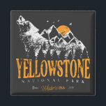 Yellowstone National Park Varg Mountains Vintage Magnet<br><div class="desc">Vintagens utformning Yellowstone US National Park Varg, Mountains & Äventyr. Underbar kläddesign för människor som kärlek utomhuscamping, camping, husvagn, vandring, resa, , Familj resa, sommartid resa. Perfekten garanterar bäran medan man planerar Parker Road Resa. Ett underbart exempel på vägen resa med ett gammaldags stil är också en underbar gågata för...</div>