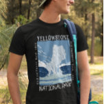 Yellowstone nationalpark Old Faithful Distress T Shirt<br><div class="desc">Yellowstone Forest-vektorteckningens design. Parken har dramatiska kanjoner,  alpina floder,  lush-skogar,  hett vår och vaktmästare,  inklusive dess mest berömd,  Gamle Faithful.</div>