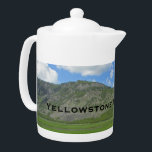 Yellowstone Photo Valley Landscape nationalpark<br><div class="desc">Denna tekanna av nationalparken Yellowstone är bara en av de många vackra och varierade landskapen i denna stora nationalpark. Den lush grönt gräset fyller dalen och är inramat med bergen täckt med molnet prickat blå himmel. De vackra bergen ger bakgrunden till "Yellowstone National Park" som kan anpassas eller tas bort...</div>