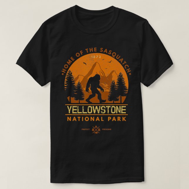 Yellowstone Wilderness Wyoming Sasquatch T Shirt (Design framsida)