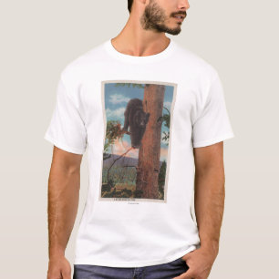 Yellowstone WYView av den svart björnen i träd T Shirt