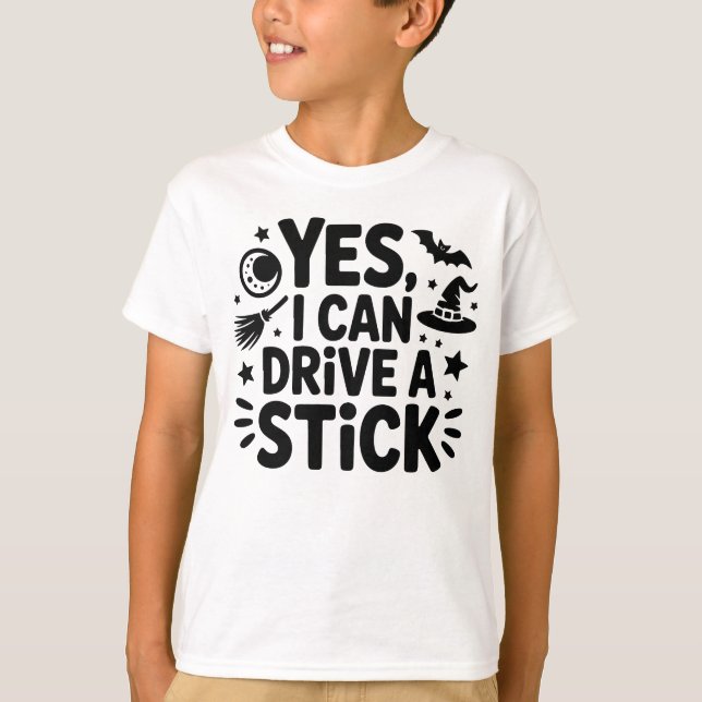 Yes, I Can Drive a Stick – Funny Witch Halloween T Shirt (Framsida)