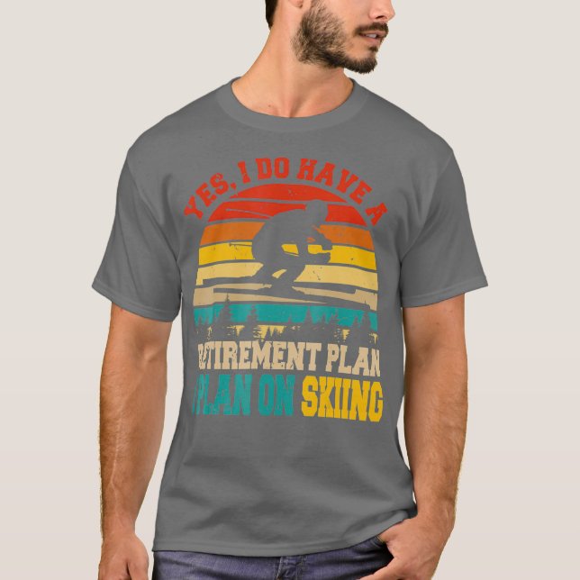 Yes I Do Have A Retirement Plan Skiing Funny T Shirt (Framsida)
