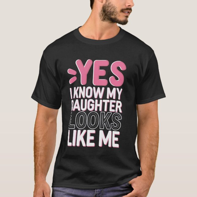Yes I Know My Daughter Looks Like Me T Shirt (Framsida)