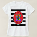 Yeshua Messiah t-shirt<br><div class="desc">Den djärva svarta och vita rand och ovalen i denna öga-fångstbänk är attraktiva ryggdroppar för en regnbågsbukad menorah och David-stjärnan som tillkännager "Yeshua Messiah"! Baksidan av T-visningen en hög menorah innanför ett svartvit-kontrollerat ram. Njut! ~ karyn</div>