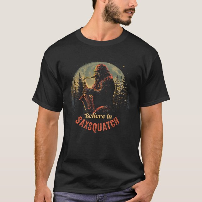 Yeti Playing Saophone SaSquatch friend T Shirt (Framsida)