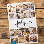 Yiayia Vi Kärlekar dig att lyssna på modern fotosa Kökshandduk<br><div class="desc">Vi kärlek er Yiayia! Cute, modern anpassningsbar, fotosamlingshandduk för att visa mormor hur älskad hon är. Vi kärlek skrev den här handskribentsymbolen med hjärtblommor, skapar det här en hjärtlig keepégåva till en älskad morförälder. Anpassa med 12 favoriter bilder och ditt personliga budskap och namn. Finns i många andra namn kan...</div>