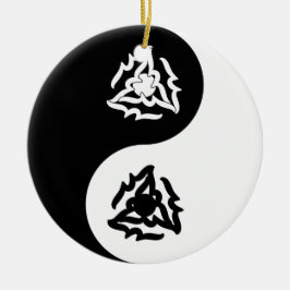 Yin och yang-tecken i svart och vitt julgransprydnad keramik
