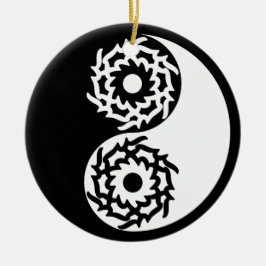 Yin och yang-tecken i svart och vitt julgransprydnad keramik