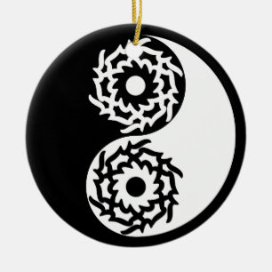 Yin och yang-tecken i svart och vitt julgransprydnad keramik