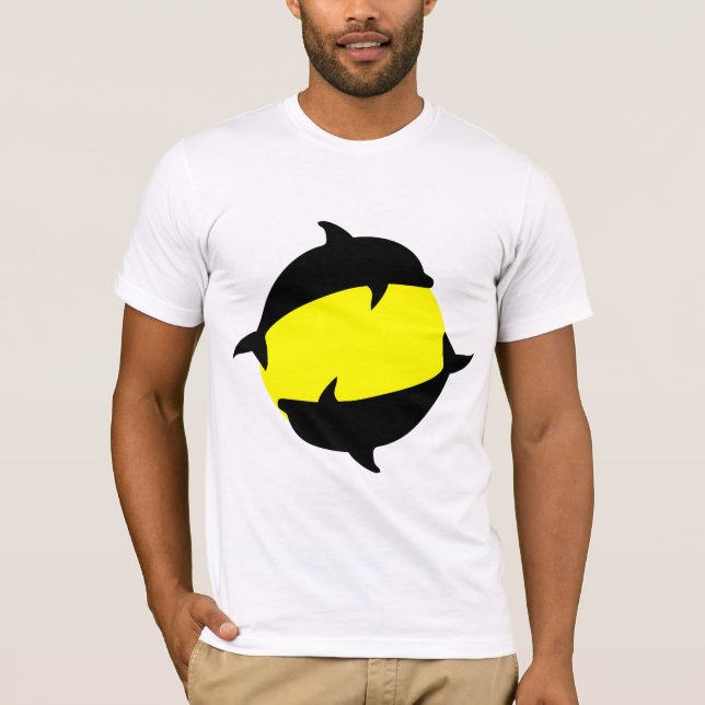Yin Yan och söta delfiner i sol T Shirt (Framsida)