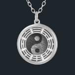 Yin Yang för åtta Trigrams Utföra i relief-Något Silverpläterat Halsband<br><div class="desc">Balansera,  är energi- och brafeng-shui med dig,  wherever du går med denna gåva av den präglade draken av svarten och försilvrar det yinyang symbolet som cirklas av de åtta trigramsna.</div>