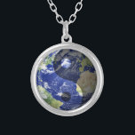 Yin-Yang harmoni på vårt planet Silverpläterat Halsband<br><div class="desc">Skapat med hoppet att vårt planet/denna värld oss bor ska arbete i mer av Taos långt som balanseras i Yin-Yang harmoni.</div>