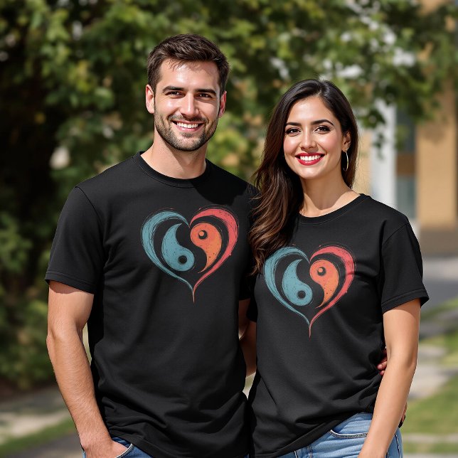 Yin Yang Heart-symbol - Unik konstnärlig design T Shirt (Skapare uppladdad)