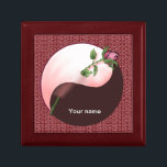 Yin Yang Röd ros Minnesask<br><div class="desc">Yin Yang Röd ros Gift Box, Yin Yang Ro kläder, Yin Yang t-shirt, Valentine gifts by ArtMuvz Illustration. OM DU VILL PERSONALISERA lägger du till ditt namn eller lägger till text i stället. Romantiska Valentine röd ros t-shirt, kläder och ro, tote bag, mugg för Valentines day. Unik slips, hjärtbindare, hatt,...</div>