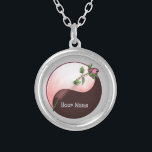 Yin Yang Röd ros round necklace Silverpläterat Halsband<br><div class="desc">Yin Yang Röd ros round necklace, Röd ros kläder, Yin Yang t-shirts, Valentine gifts by ArtMuvz Illustration.To PERSONALIZE lägg till ditt namn eller lägg till text i stället. Få redo till Valentines day med våra festliga gåvor och romantiska kläder! Perfekt för Valentine party till familjemöten. Oavsett din budget finns det...</div>