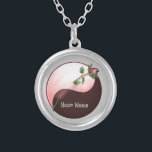 Yin Yang Röd ros round necklace Silverpläterat Halsband<br><div class="desc">Yin Yang Röd ros round necklace, Röd ros kläder, Yin Yang t-shirts, Valentine gifts by ArtMuvz Illustration.To PERSONALIZE lägg till ditt namn eller lägg till text i stället. Få redo till Valentines day med våra festliga gåvor och romantiska kläder! Perfekt för Valentine party till familjemöten. Oavsett din budget finns det...</div>