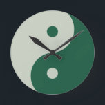 Yin Yang Sage Grönt Rund Klocka<br><div class="desc">Yin Yang - Sage grönt yin yang illustration.</div>