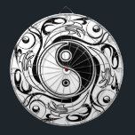 Yin & Yang Symbol Black and White Tatto Stil Darttavla<br><div class="desc">Dekorativt Ying Yang Symbol Psychedelic Black and White Tattoo Stil Art Design. Ursprungligen skapat med Hi Quality Vector Graphic Art Copyright BluedakArt TheChameleonArt.</div>